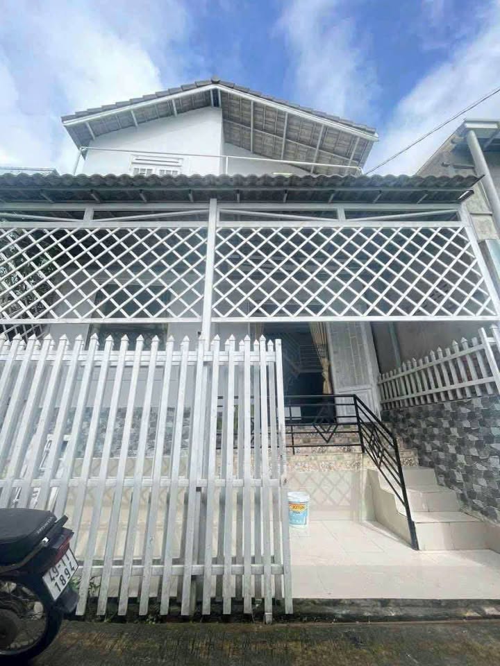 Nhà nguyên căn cho thuê Ngô Văn Sở Đà Lạt 3PN giá 6 triệu - Sân cổng riêng biệt, thoáng đãng!