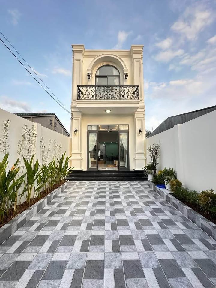 Nhà mặt tiền 10m Phường Long Hoa, Tây Ninh 142m² giá 2.6 tỷ - Thiết kế Tân Cổ Điển sang trọng!