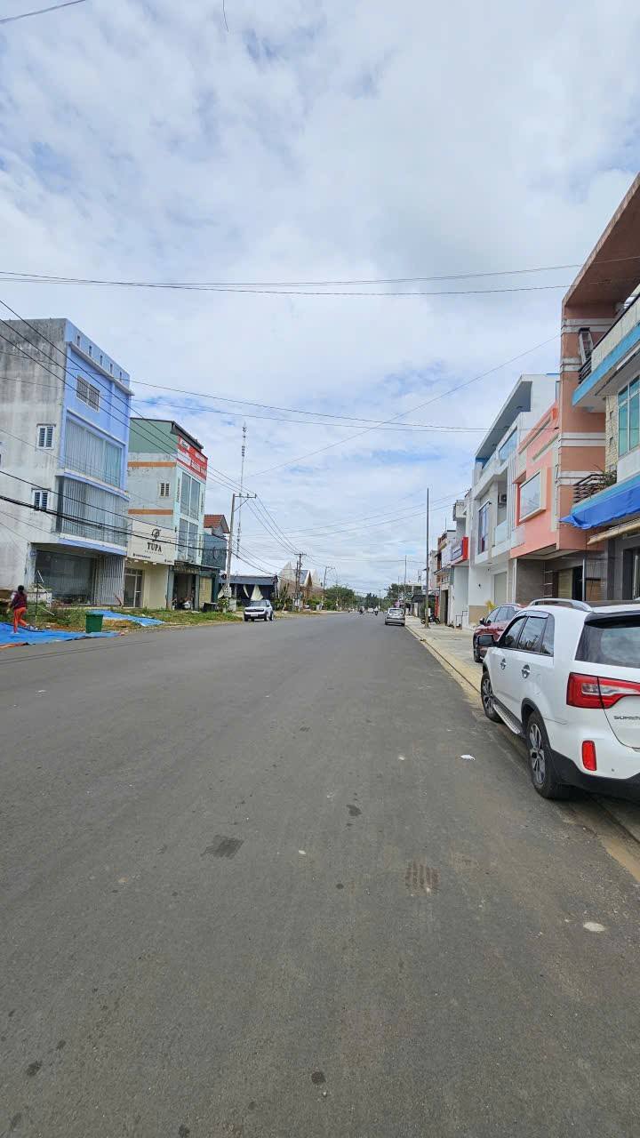 Nhà mặt tiền Hoàng Văn Thụ, Bảo Lộc 228m² giá 13.9 tỷ - Đường lớn buôn bán thuận lợi!