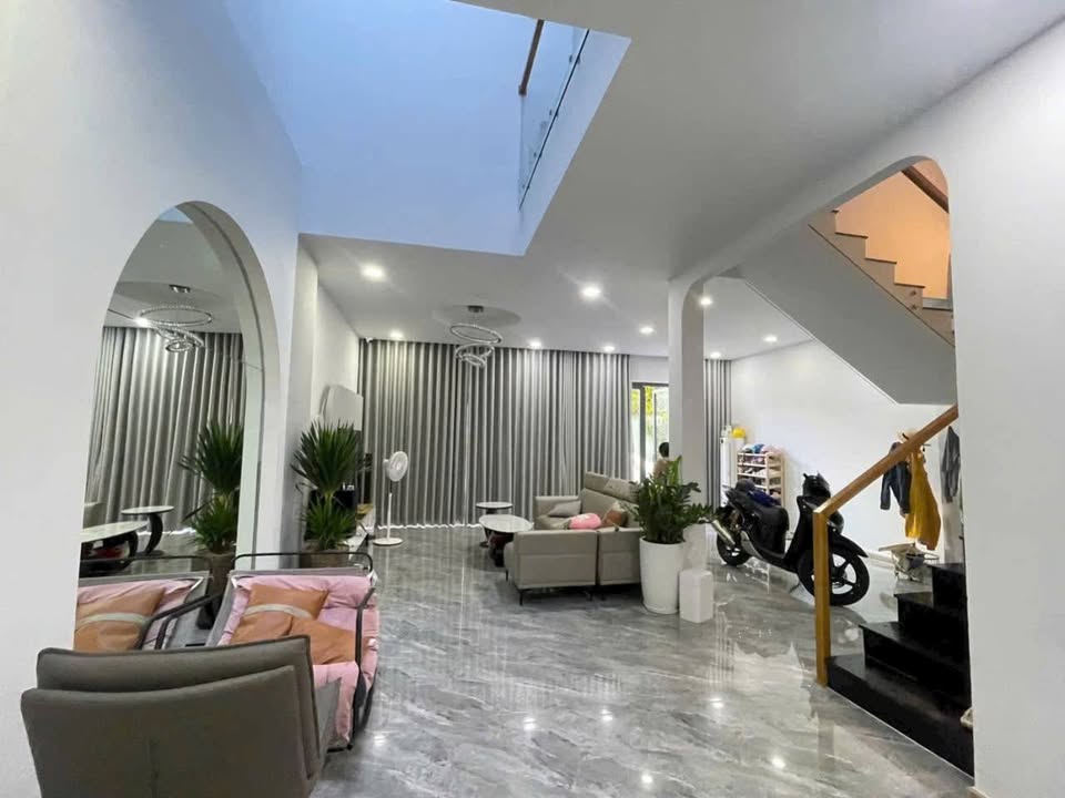 Nhà mặt đường 10m Tân Quy, Quận 7 - Giá 17.5 tỷ, Full nội thất!