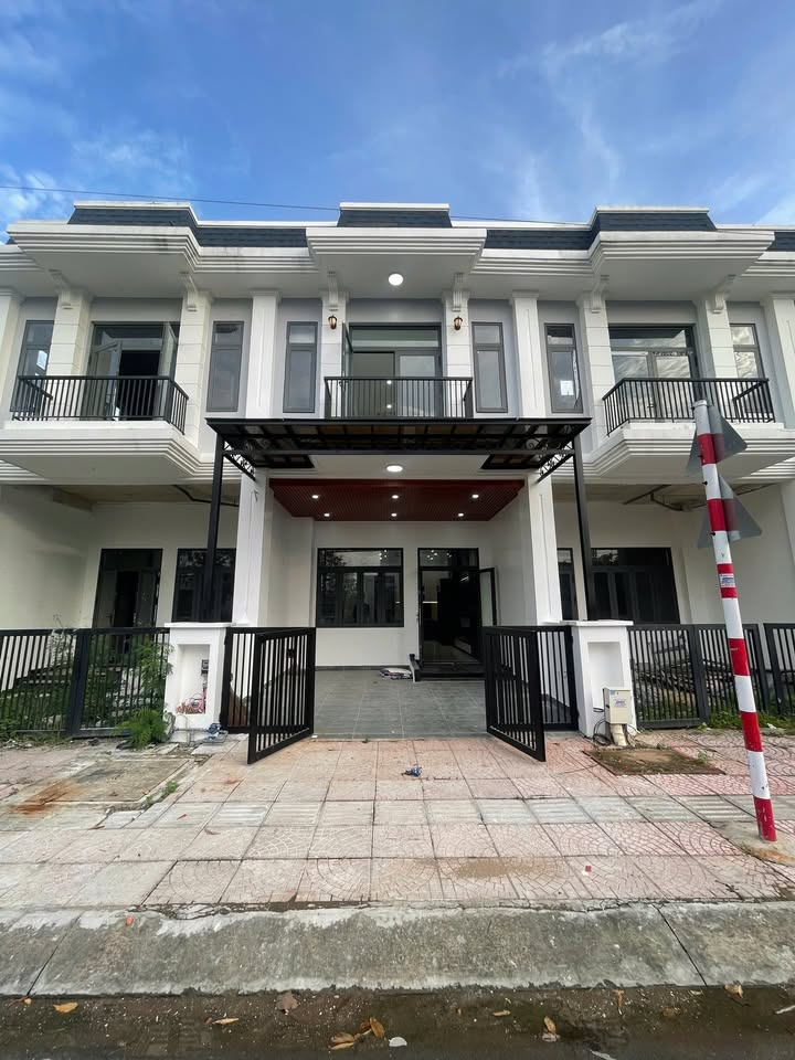 Townhouse The Sol City Cần Giuộc 75m² giá 3.95 tỷ - Vị trí đắc địa, tiện ích đầy đủ