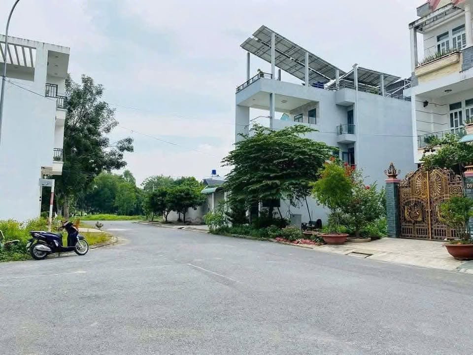 Đất nền KDC 135 - Thị trấn Bến Lức 100m² giá 2.9 tỷ - Vị trí đắc địa, sổ hồng chính chủ!