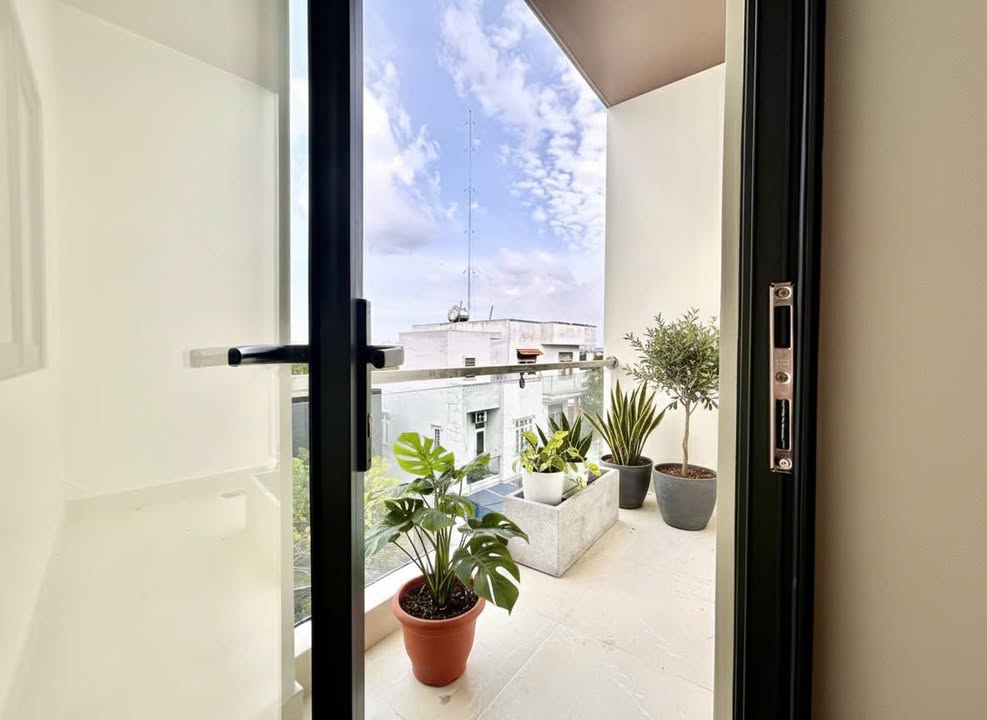 Phòng cho thuê Lê Văn Việt 20m² giá 4.4 triệu - Nội thất đầy đủ, ban công riêng!