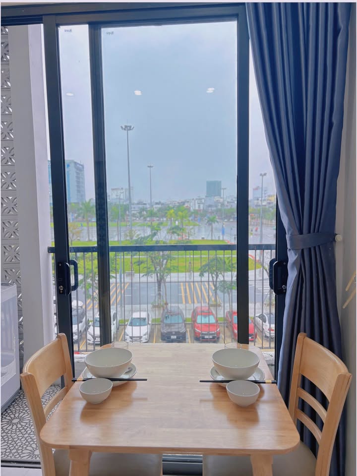 Căn hộ 1PN ban công lớn view quảng trường Hải Châu giá 7.5 triệu - Trống sẵn vào ở ngay!