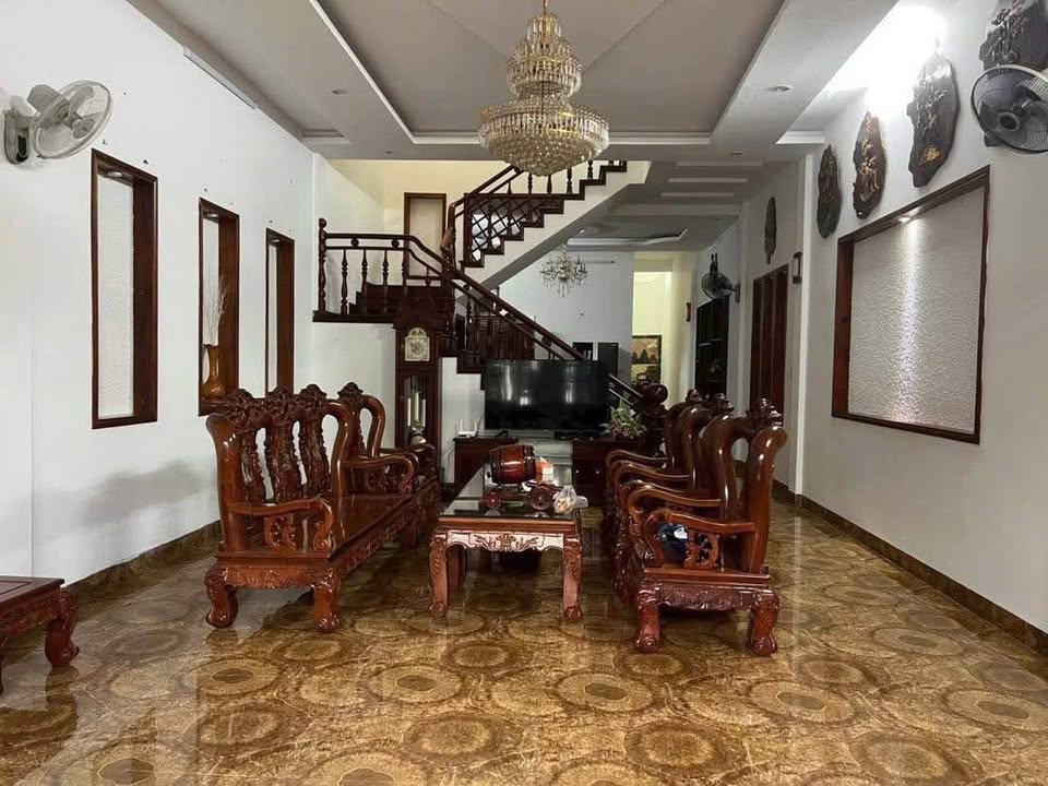 Nhà 3 lầu tại đường Ama Jhao, Buôn Ma Thuột 137.5m² giá 7 tỷ - Tiện nghi đầy đủ, vào ở ngay!