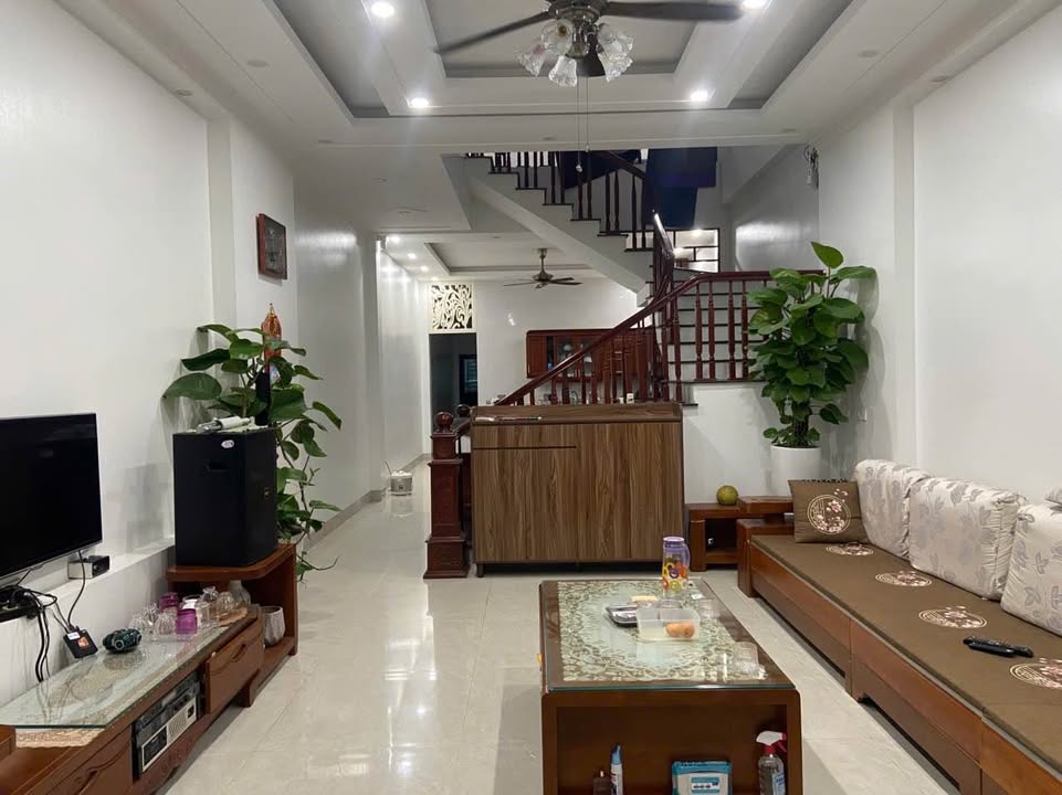 Nhà 2 tầng tum đường Chế Lan Viên, Lào Cai 121.5m² giá 3.55 tỷ - Vị trí đẹp, tiện ích đầy đủ!