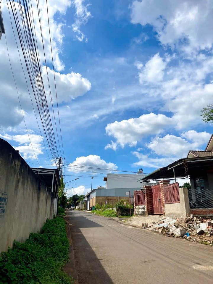 Bán đất có nhà cấp 4 tại Buôn Ma Thuột 80m² giá 2.25 tỷ - Vị trí đẹp, tiện ích đầy đủ!