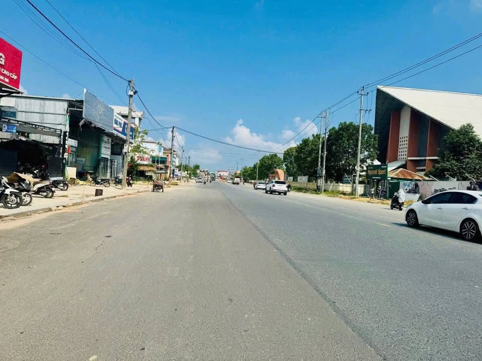 Nhà 3 tầng mặt tiền kinh doanh Phạm Văn Đồng 90m² giá chỉ 9.2 tỷ - Cơ hội đầu tư tuyệt vời!