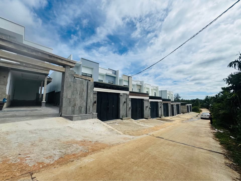 Nhà liền kề đường Nguyễn Chí Thanh, Pleiku 150m² giá 2.5 tỷ - Gần trung tâm thuận lợi!