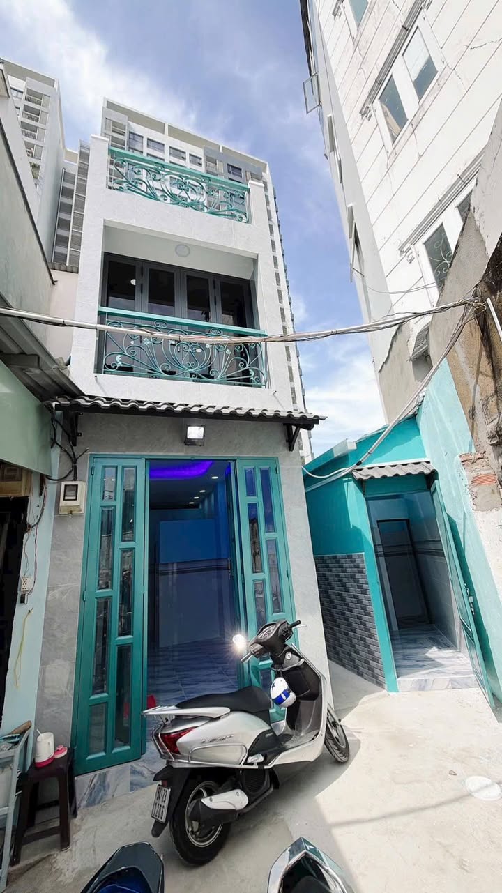 Nhà riêng quận 4, 70m² giá 3.8 tỷ - Gần mặt tiền Nguyễn Tất Thành!