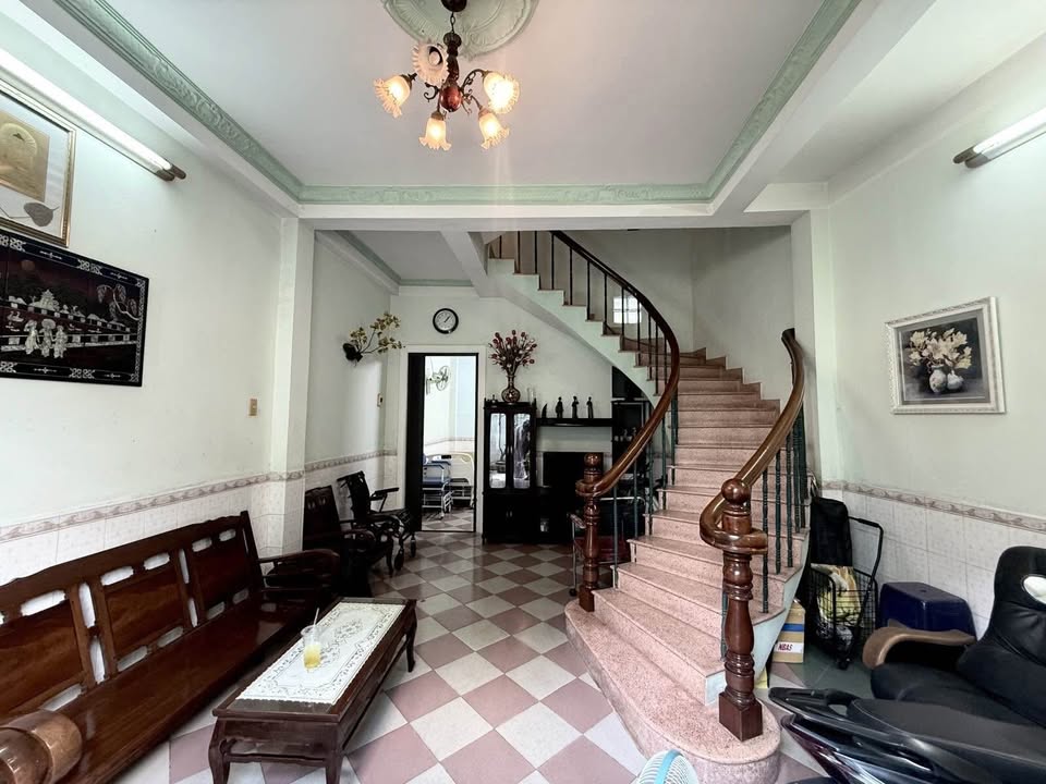 Nhà bán Nguyễn Văn Cừ, Quận 5, 55m² giá 9.7 tỷ - Hẻm xe hơi 1 trục!