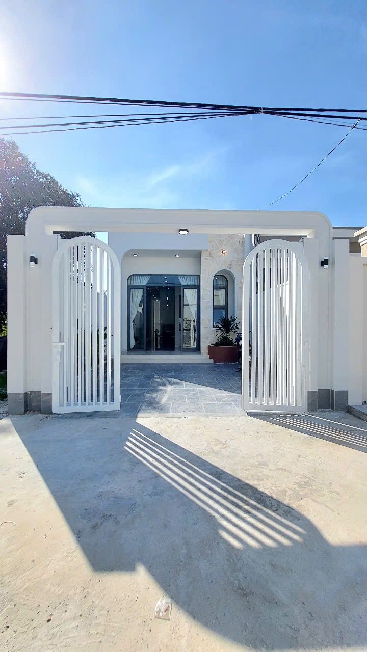 Nhà phố Hòa Thành 125m² giá 1.59 tỷ - Thiết kế như homestay, vào ở ngay!