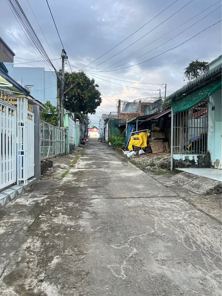 Nhà phố Tân Phú 87.75m² giá 1.15 tỷ - Sổ hồng chính chủ, tiện ích đầy đủ!