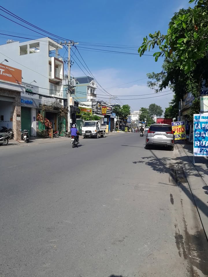 Nhà Đúc 2 Lầu Mặt Tiền Đường Trần Thị Năm, Quận 12 - Sổ hồng riêng, Giá chỉ 8.99 tỷ!