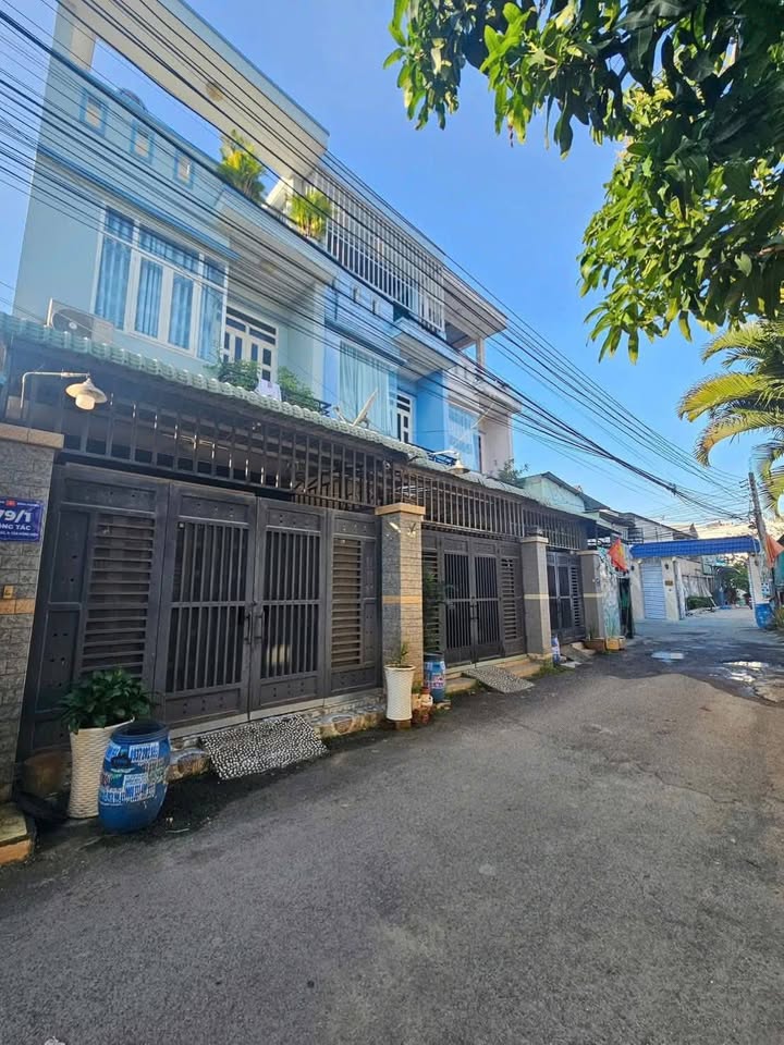 Nhà 1 Trệt 2 Lầu Dĩ An 72m² giá 4.9 tỷ - Gần chợ, thuận tiện sống!