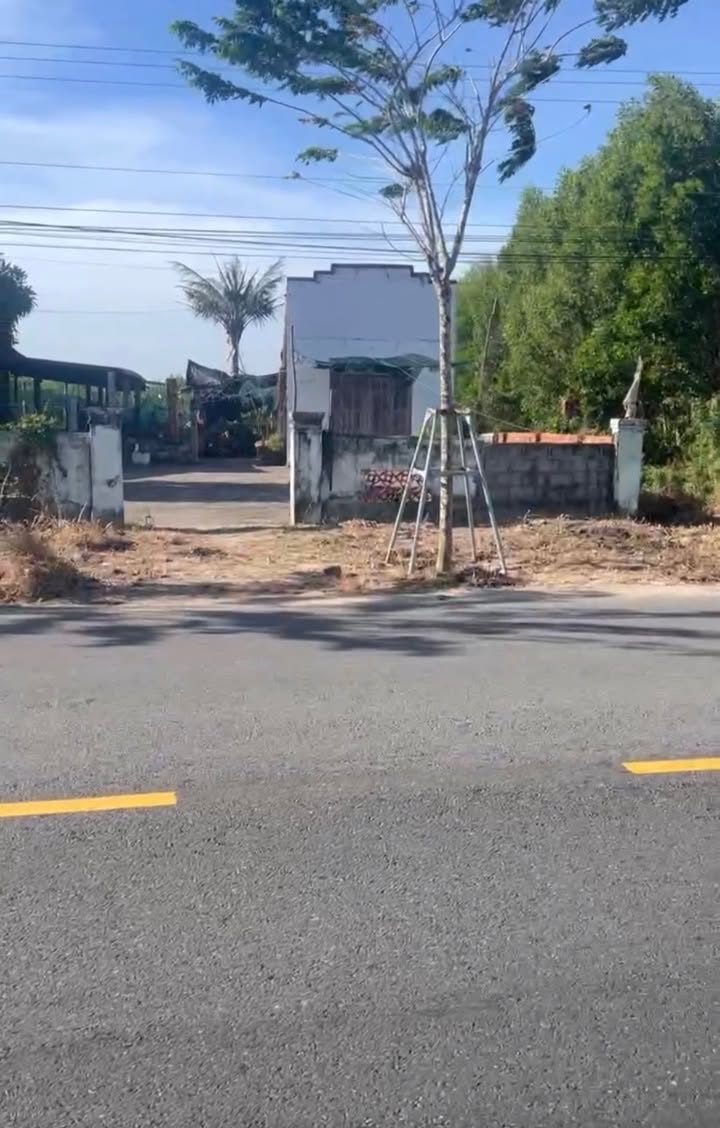 Đất biển mặt tiền Hùng Vương, Tân Bình, La Gi 2000m² - Giá chỉ 400 triệu!