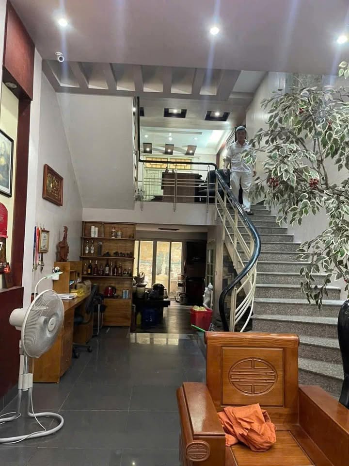 Nhà 4 tầng hiện đại mặt đường Nguyễn Hiệu, phường Hạc Thành, giá 7 tỷ - Kinh doanh lý tưởng!