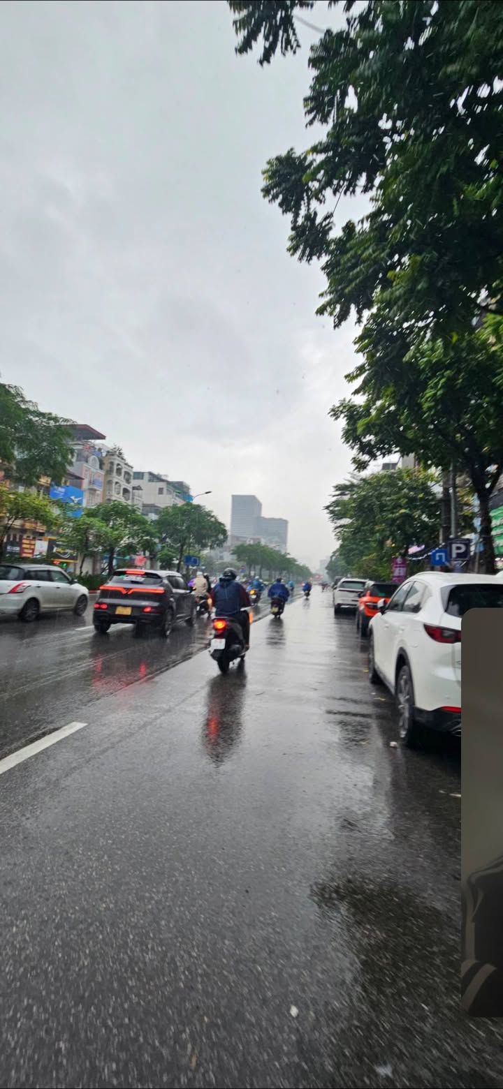 Nhà phố lô góc Đê La Thành 45m² giá 18 tỷ - Kinh doanh thuận lợi!