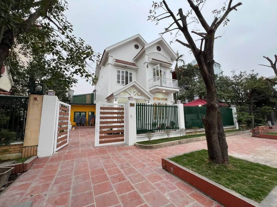 Nhà biệt thự sân vườn Cẩm Trung 300m² giá 12 tỷ - Gần hồ Bến Do!