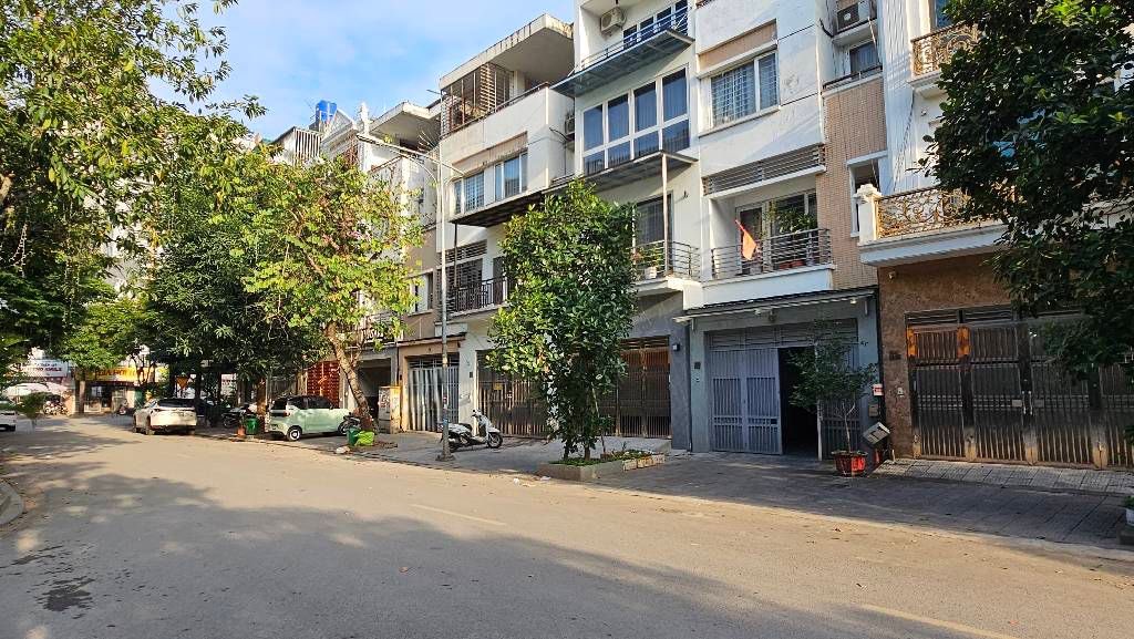 Nhà liền kề mặt phố KĐT Văn Phú Hà Đông 105m² giá 24 tỷ - Kinh doanh sầm uất!