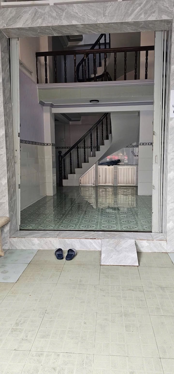 Cho thuê nhà phố Trần Nhật Duật, Long Xuyên 4PN giá 5 triệu - Vị trí trung tâm, tiện ích đầy đủ!