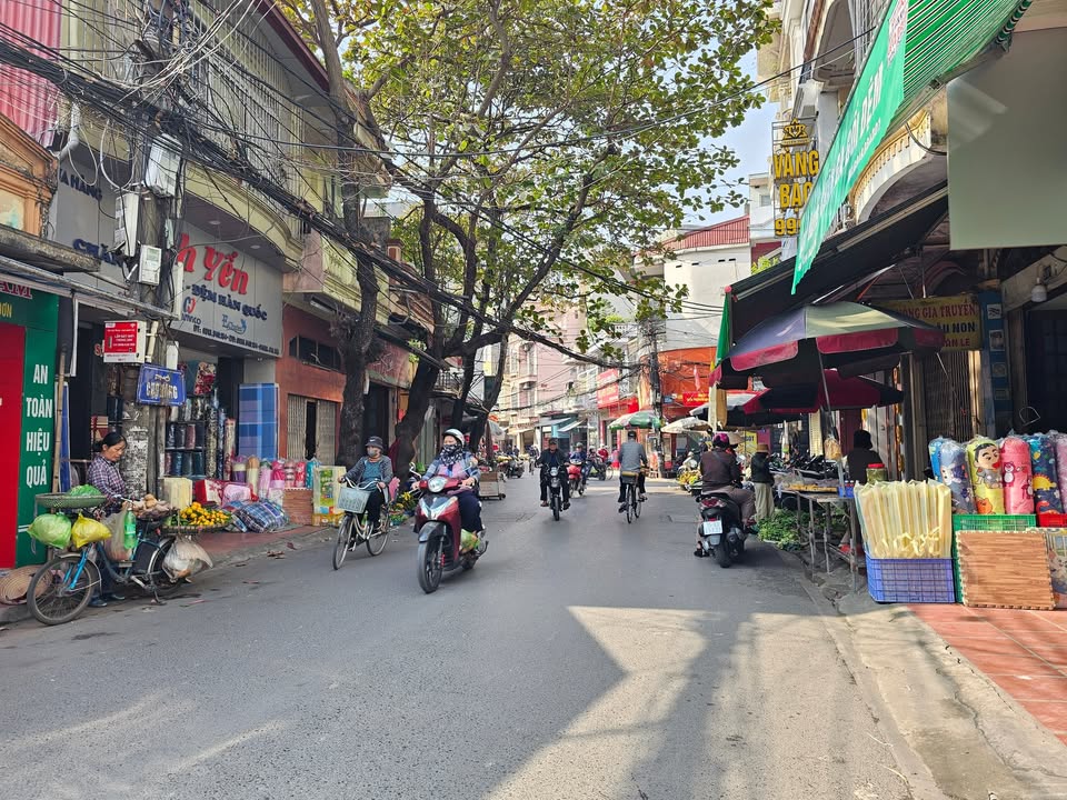 Nhà 2,5 tầng mặt đường Chợ Hàng, 116m² giá 15 tỷ - Vị trí đắc địa cho kinh doanh!