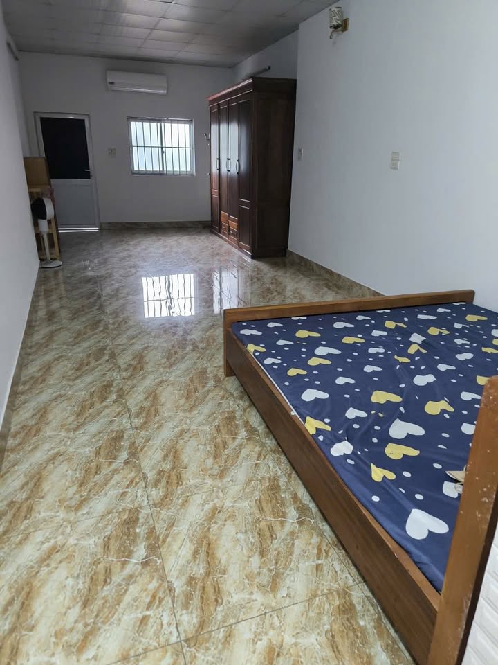 Nhà cho thuê nguyên căn tại ngõ 183 Lĩnh Nam 200m² - Kinh doanh sầm uất, vào ở ngay!