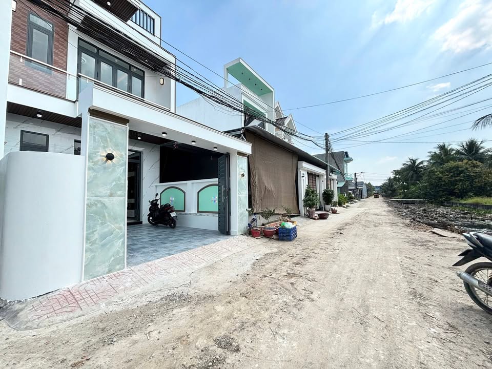 Nhà 1 trệt 1 lầu 100m² tại Tân Bửu, Bến Lức - Thiết kế hiện đại, sẵn sàng vào ở!