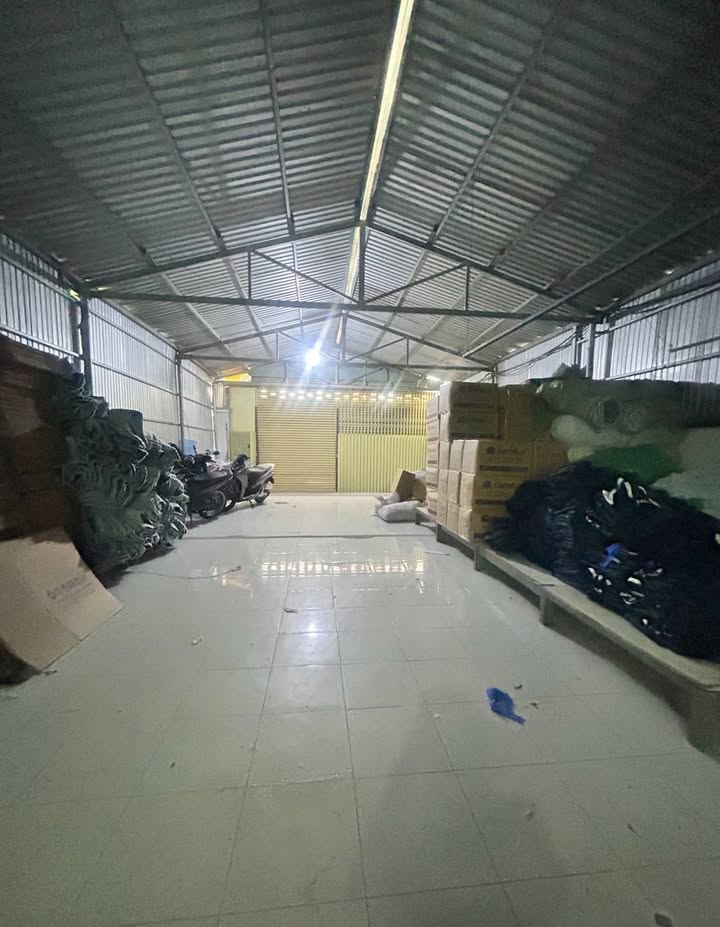 Kho xưởng Hóc Môn 300m² giá 11 tỷ - Xe tải vào tận cửa!