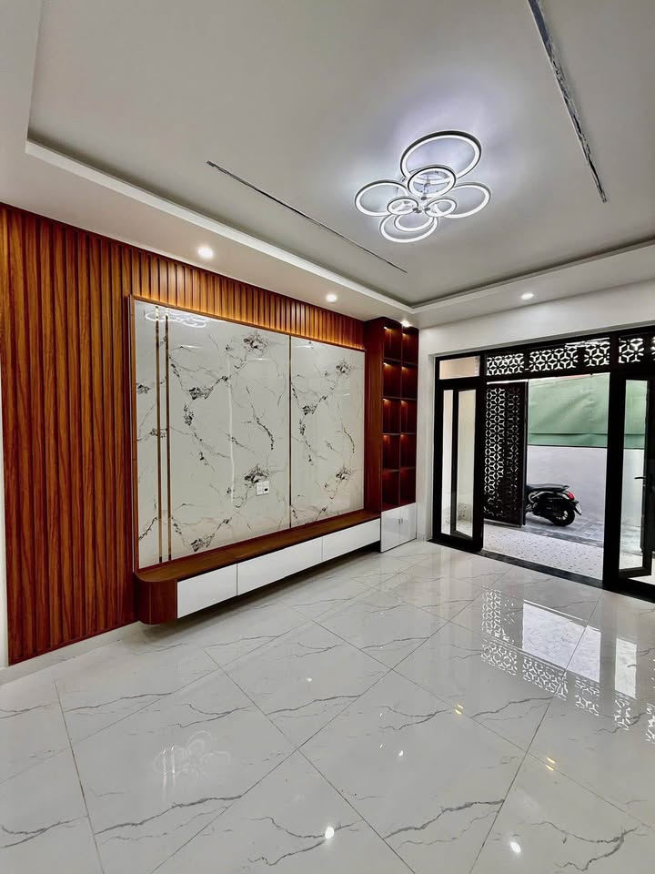 Nhà 4 tầng độc lập tại ngõ phố Hồ Sen, Lê Chân - Đầy đủ nội thất, giá 3 tỷ