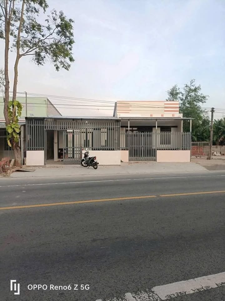 Nhà cho thuê mặt tiền đường Võ Văn Kiệt, TP Sóc Trăng 102m² - Vị trí đắc địa, giá chỉ 4 triệu!