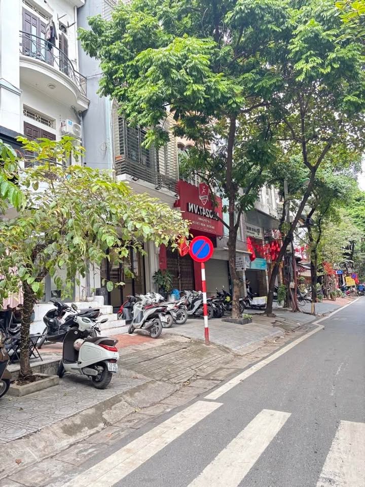 Nhà mặt phố Hoàng Cầu, Đống Đa 43m² giá 25 tỷ - Kinh doanh đỉnh cao!
