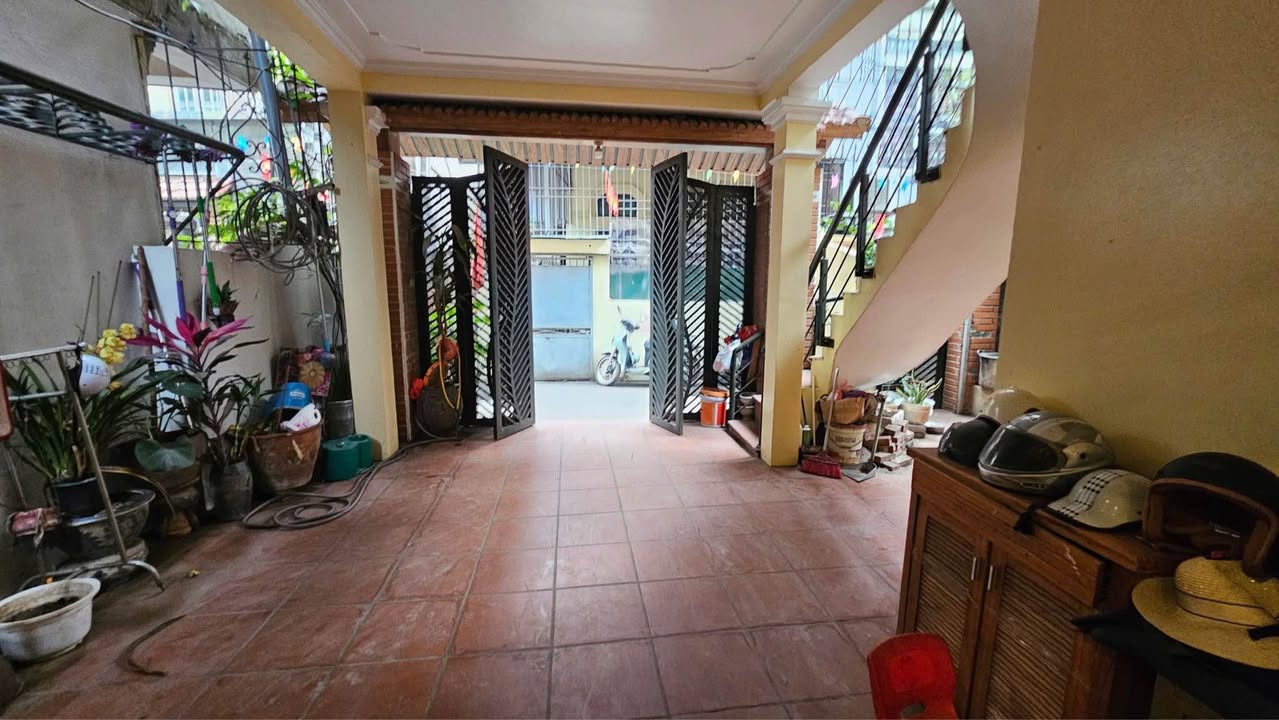 Nhà 4 tầng đường An Dương Vương, Tây Hồ 115m² - Biệt thự VIP, sửa nhẹ là đẹp!