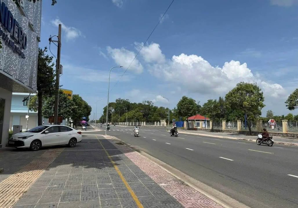 Mặt tiền kinh doanh đường Phạm Hùng, phường Long Toàn, 90m² giá 6.4 tỷ - Cơ hội đầu tư hấp dẫn!