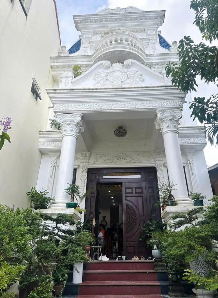 Bán Biệt Thự 3 Tầng Phong Cách Tân Cổ Điển Đường Võ Nguyên Giáp 120m² giá 5.8 tỷ - Vị trí đắc địa tại TP. Huế!