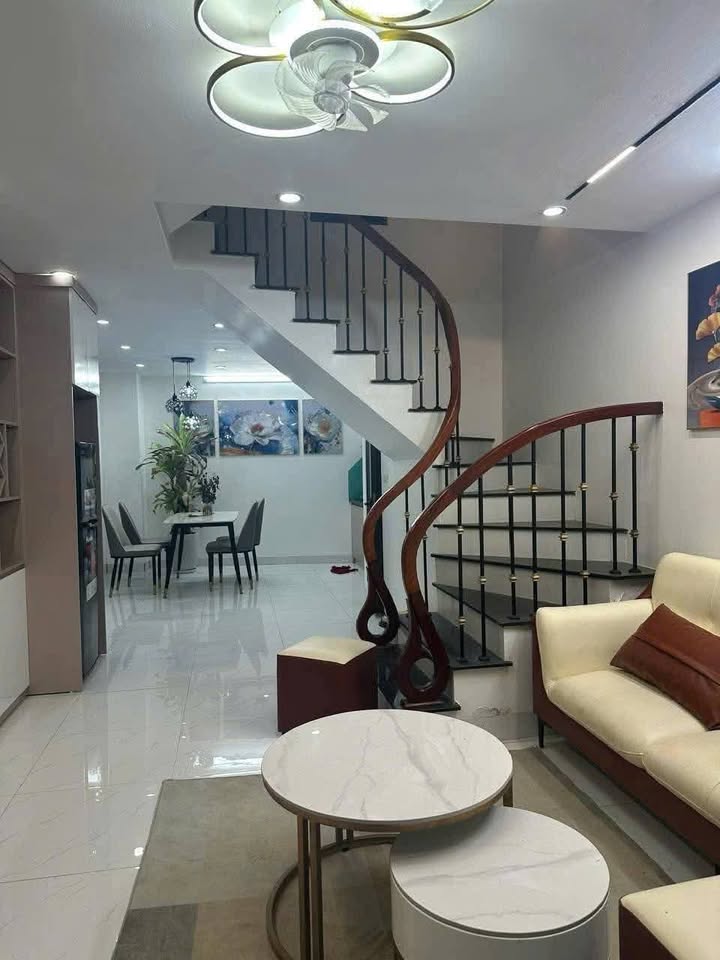 Nhà phố Hoàng Hoa Thám Ba Đình 44m² giá 7.85 tỷ - Sổ đỏ chính chủ, vị trí đắc địa!