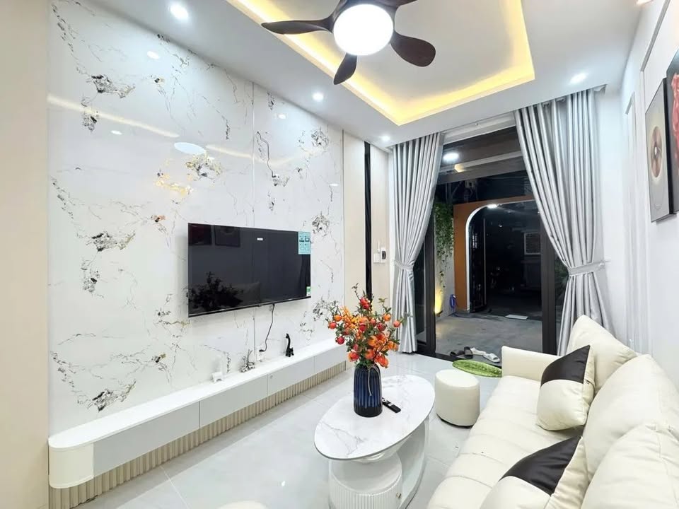 Nhà 2 tầng Ông Ích Khiêm, Hải Châu 90m² giá 5 tỷ - Sân vườn rộng rãi!