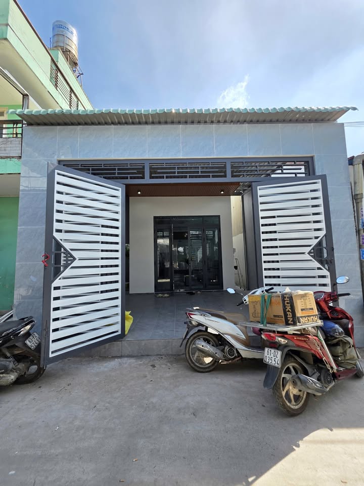 Nhà mới bán gần chợ Dĩ An 107m² giá 4.38 tỷ - Tiện ích đầy đủ!