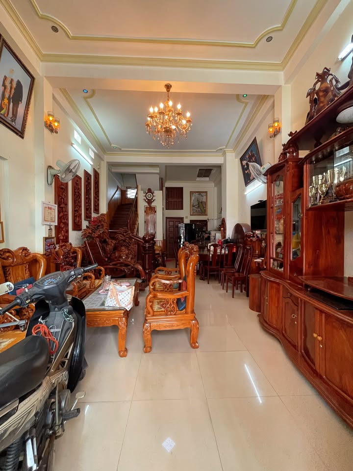 Nhà 3 tầng mặt tiền Trần Cao Vân, Pleiku 180m² giá chỉ 3 tỷ - Dọn vào ở ngay!