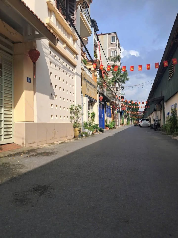 Bán đất ngõ 4 Ô Cách, Việt Hưng 65m² giá 9.3 tỷ - Sẵn sàng giao dịch ngay!