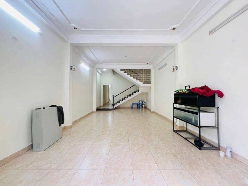 Nhà mặt tiền Tiểu La 2 tầng - Giá chỉ 12 triệu/tháng - Địa điểm thuận lợi!