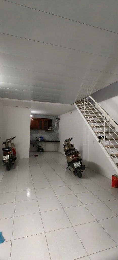 Nhà bán Tứ Liên, Tây Hồ 30m² giá 1 tỷ - Ba gác đỗ cửa, tiện ích đầy đủ!