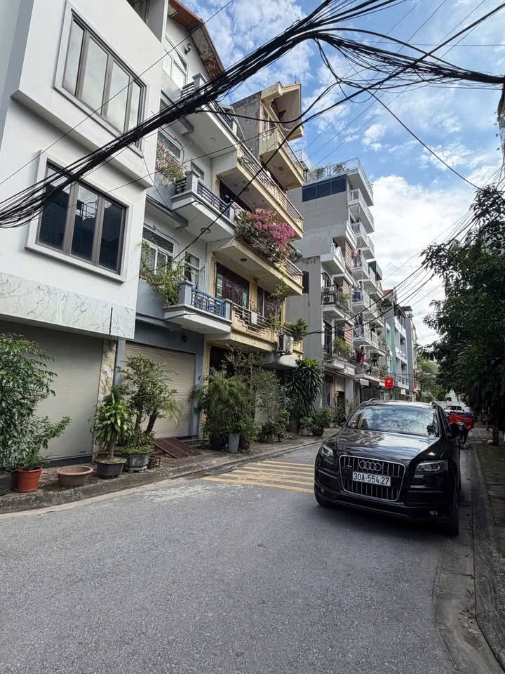 Nhà 3 tầng tại Phường Yên Phụ, Quận Tây Hồ, 64m² giá 1.7 tỷ - Không thể bỏ lỡ!