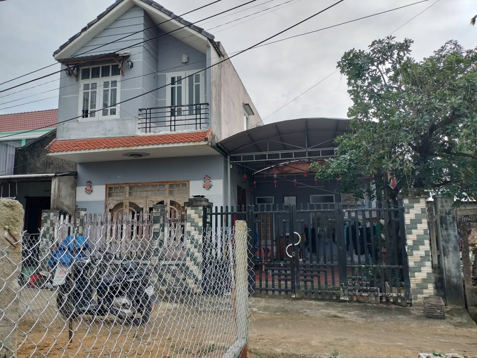 Nhà đẹp 2 tầng Hòa Tiến 103m² giá 3 tỷ - Vị trí sát chợ và trường học!