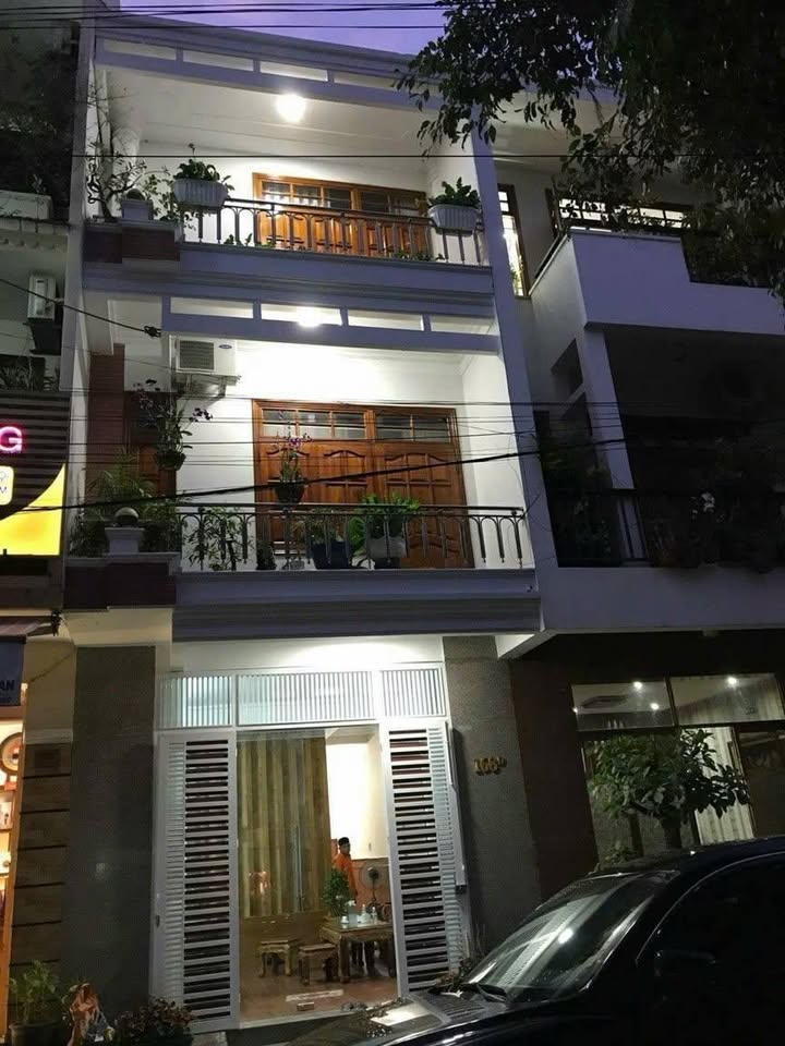 Nhà 3 Tầng Mặt Tiền Đường Hoàng Văn Thụ, Nha Trang 45.5m² giá 11.5 tỷ - Tuyệt đẹp, nội thất cao cấp!