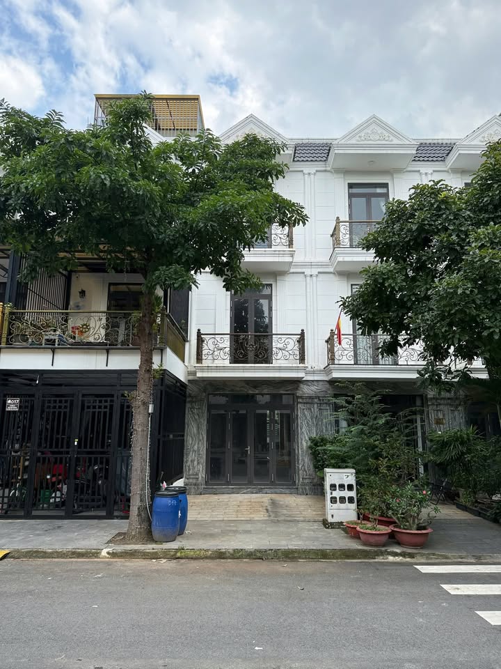 Nhà bán Dĩ An 61m² giá 5.4 tỷ - Full nội thất, gần chợ Dĩ An!