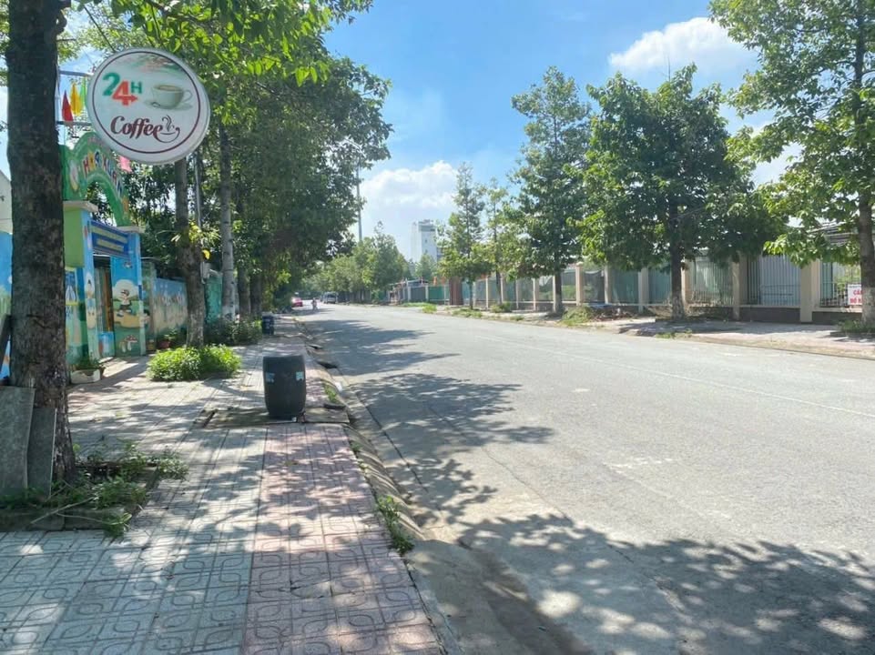 Nhà 1 Trệt 1 Lầu Mặt Tiền Sân Vận Động 222m² giá 8.99 tỷ - Cơ hội kinh doanh tuyệt vời!