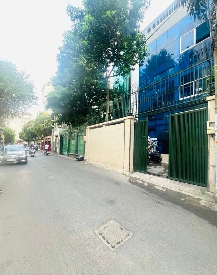 Bán gấp Tòa nhà mặt tiền Hoàng Diệu, Phú Nhuận 264m² giá 126 tỷ - Đầu tư sinh lời ngay!