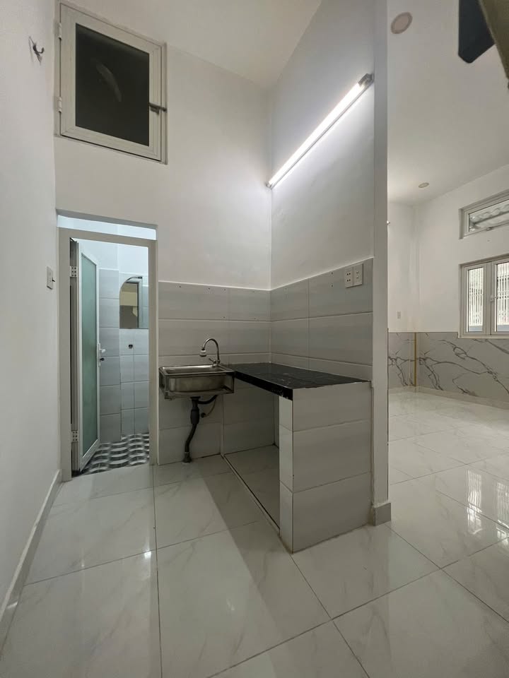 Nhà Phạm Văn Chí, P4, Q6 - 21.5m² - Sổ hồng riêng, giá 4.2 tỷ, tiện nghi đầy đủ!