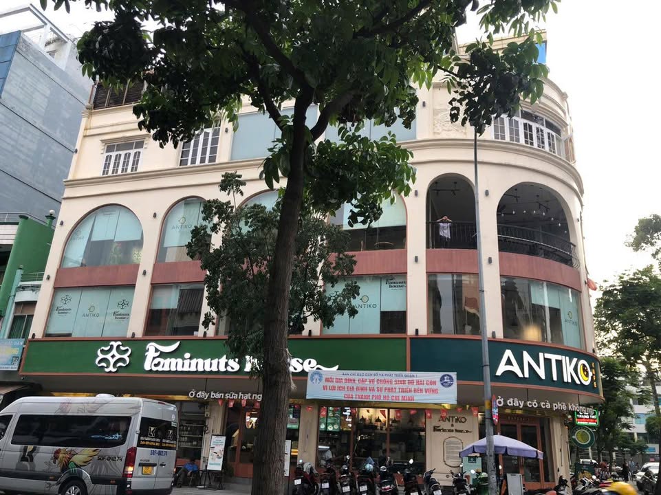 Cho thuê nhà góc 2 mặt tiền đường Nguyễn Thái Bình, Quận 1, 300m² - Vị trí kinh doanh lý tưởng!